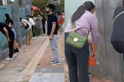 开学第一天新生家长贴墙暗中观察