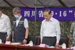 突发地震后省委书记向遇难同胞默哀