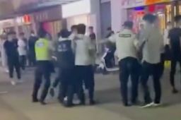 青岛海底捞员工与保安当街斗殴