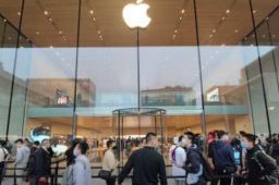 三里屯苹果店外顾客冒雨排队