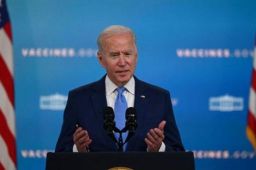 拜登承诺接种新冠疫苗加强针