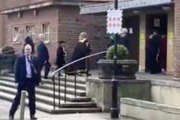 希拉里在英国被骂战犯