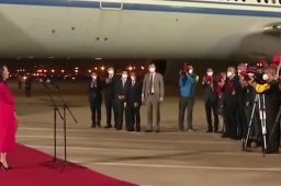 孟晚舟含泪与人群合唱歌唱祖国