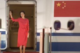 孟晚舟身披红衣走下飞机舷梯