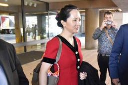 大学生献花外交部感谢营救孟晚舟