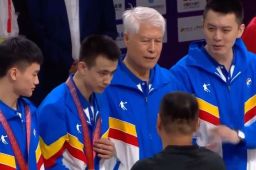 杨鸣把金牌让给蒋兴权指导