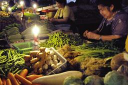 东北部分商铺点蜡烛营业