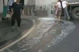 茅台镇20吨白酒泄漏满街飘香