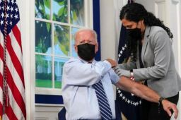 拜登接种新冠疫苗加强针
