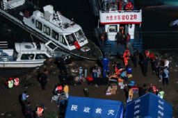 贵州客船侧翻事故已致12人遇难