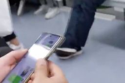 大爷地铁上偷拍短裙女孩发群聊