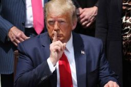 特朗普称自己有一张拯救美国的嘴