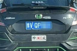 郑州交管回应轿车贴日本军旗图案