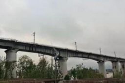 侵入铁路线被撞身亡男子身份不明