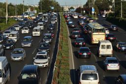 国庆临近 多地迎来出城高峰