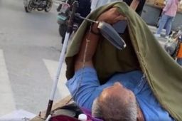 老年夫妇乞讨 大爷躲被窝玩手机