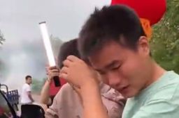 姐姐出嫁双胞胎弟弟扶车门哭成泪人