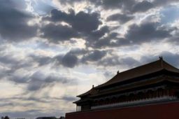 故宫上空现云隙光现象