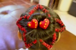 妈妈给女儿扎五角星辫