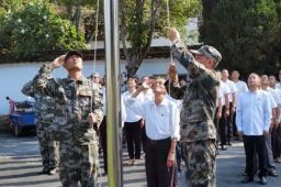 老人连续19年每日升国旗