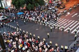 国庆首日上海又现拉链式人墙