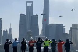 挂国旗巡飞黄浦江