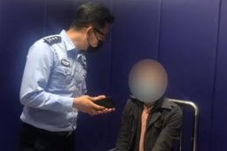 私家车张贴辱华贴纸 车主被拘
