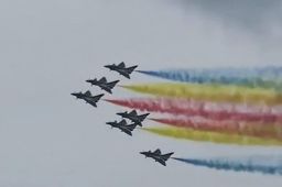 6架歼10画出超大彩虹圈