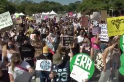 美国爆发660场游行抗议堕胎法案