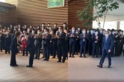 菅义伟离开首相府