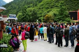 九寨沟天还没亮就开始排队了