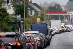 C罗豪车排队7小时也没加到油