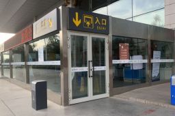 滞留伊犁旅客:有超市部分货架空了