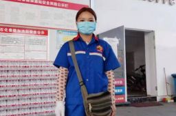 女童被陌生男抱走 加油站女工出手