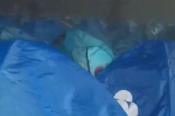 山顶撑满同款帐篷 女子半夜迷路