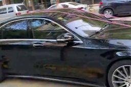 奔驰停路边被当成迎亲车辆贴花