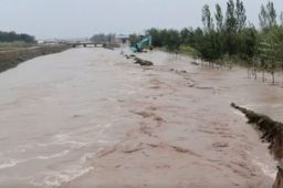 山西乌马河洪水决堤现场:村庄被淹