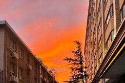 北京晚霞染红天际