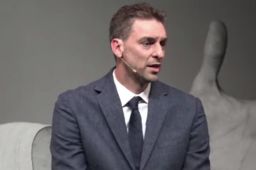 加索尔怀念科比 泪洒发布会