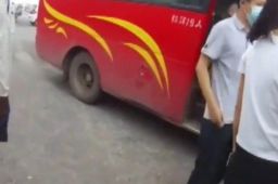 核载19人实载40人 湖南一司机被拘