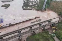 山西昌源河大桥桥台被冲垮