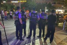 福建一男子持刀伤人致2死后跳楼