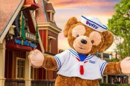 上海迪士尼达菲被打头