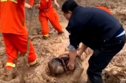 山西消防员救出被泥石流掩埋女子