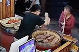 店主见拾荒老人久盯烤红薯立马赠送