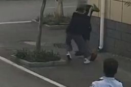 小伙弃车与民警共追违法嫌疑人