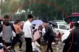 警方通报女学生校门口遭多人群殴