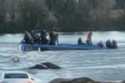 大巴坠河目击者：十几人车顶等救援