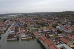 被淹没的村庄：三道防线难抵洪水