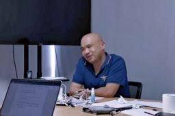 985硕士开摩的走红后有人查其论文